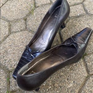 Stuart Weitzman lightly warm kitten heel! (Brown)